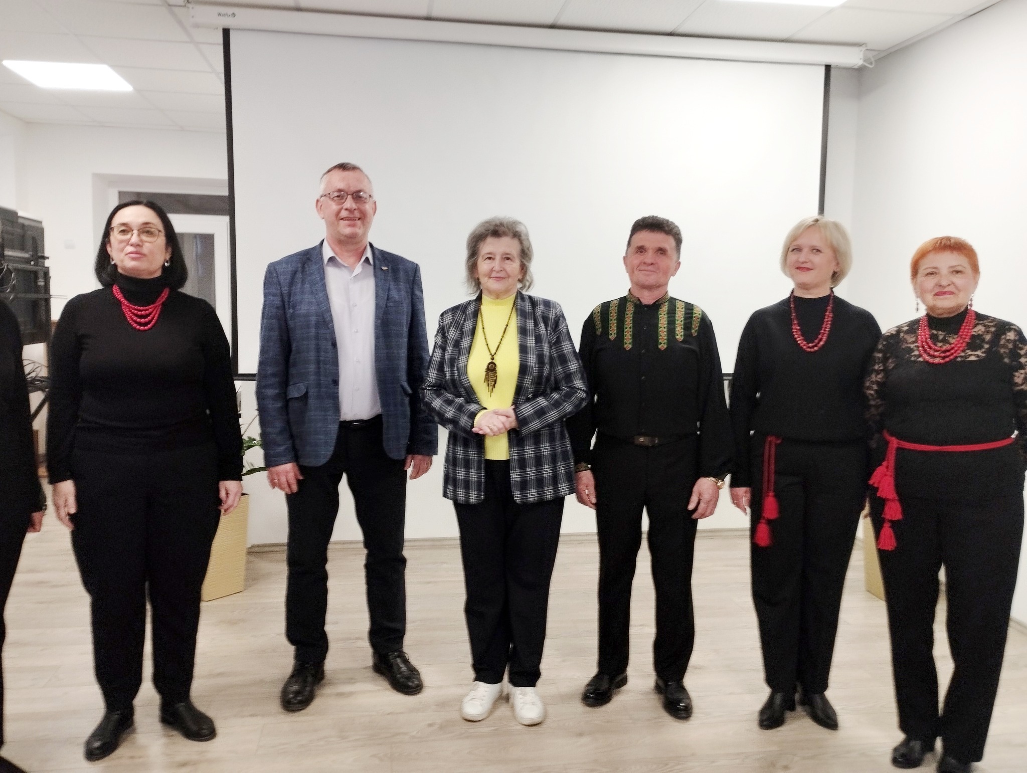 Оксана Боднар разом з директором школи та педагогами